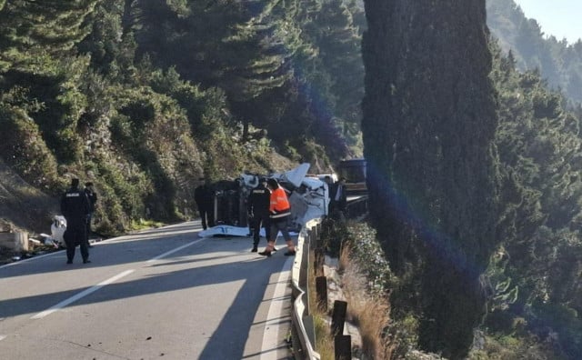 NESREĆA U DUBROVNIKU Stijena pala na kombi, jedna osoba poginula