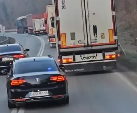 Dva službena vozila u krivini pretječu kamione preko duple pune linije