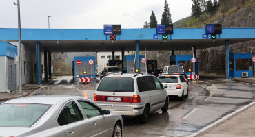 Kiša i radovi usporavaju vožnju, duga kolona vozila na jednom graničnom prijelazu