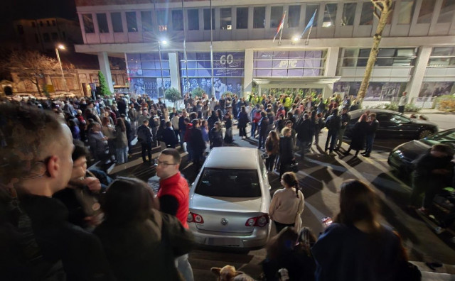 Studenti koji su od sinoć blokirali javni RTV servis Srbije traže slobodu medija i objektivno izvještavanje