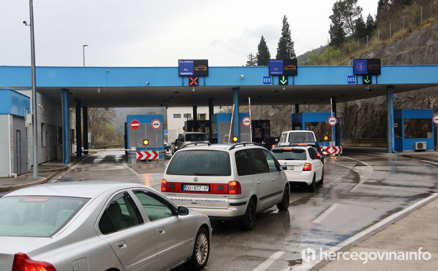 Kiša i radovi usporavaju vožnju, duga kolona vozila na jednom graničnom prijelazu