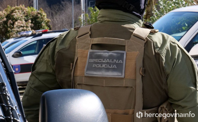 Trojac uhićen zbog oružane pljačke, pronađen novac, droga i oružje