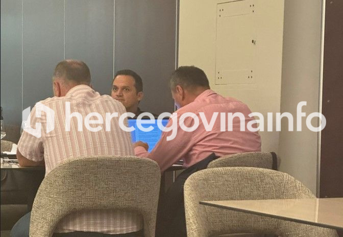 Franjo Takač sa suradnicima oko solarnog postrojenja u Miljkovićima