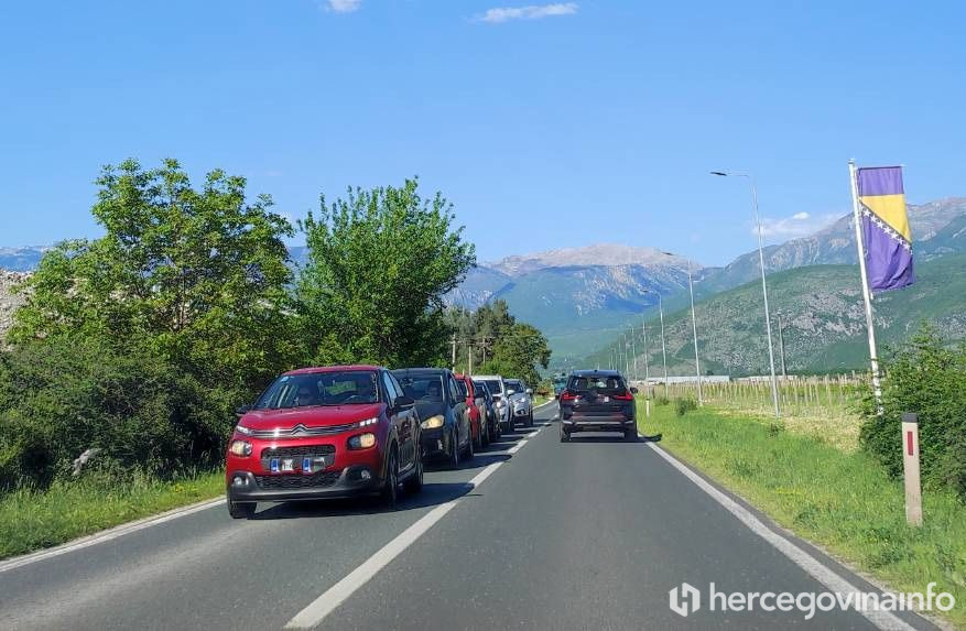 Iz smjera Sarajeva prema Mostaru kolona već od Vrapčića