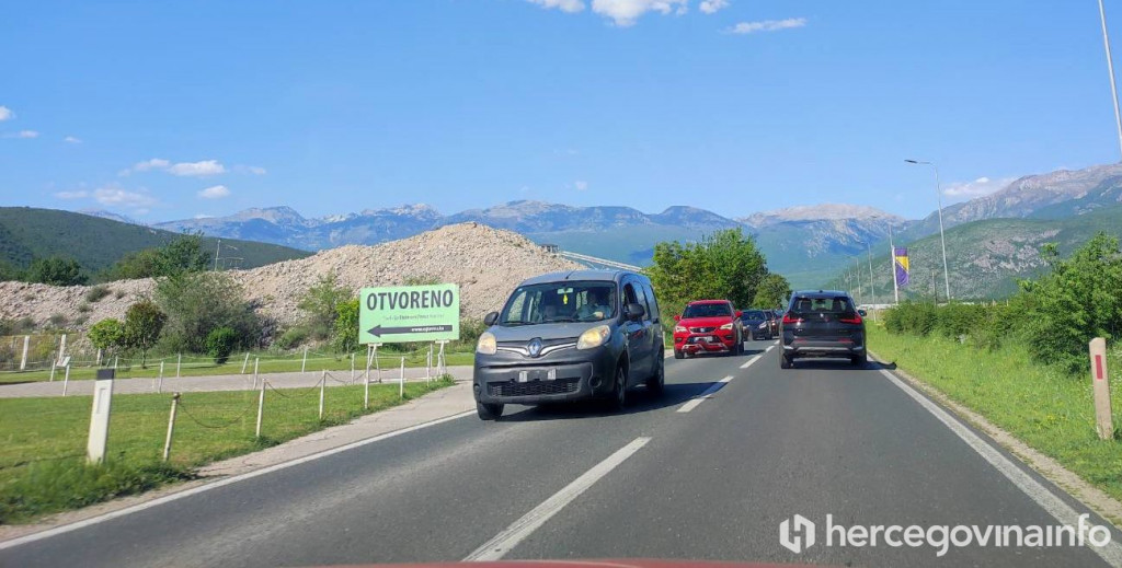 Iz smjera Sarajeva prema Mostaru kolona već od Vrapčića