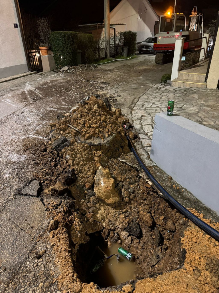 Krunina strana Široki Brijeg rupe na asfaltu