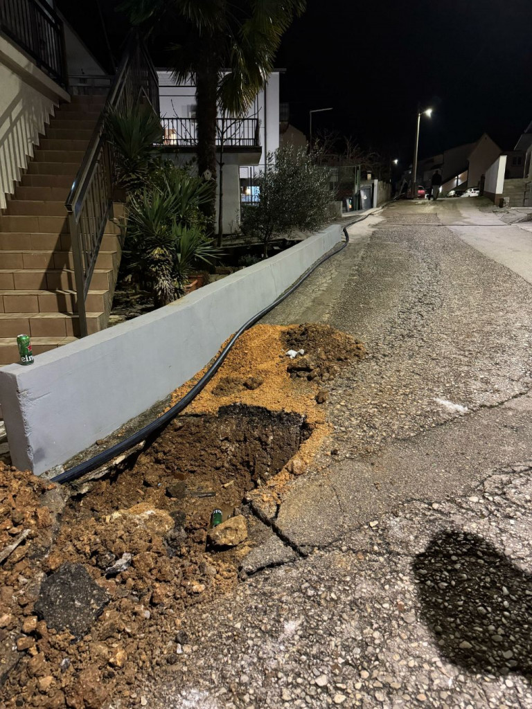 Krunina strana Široki Brijeg rupe na asfaltu