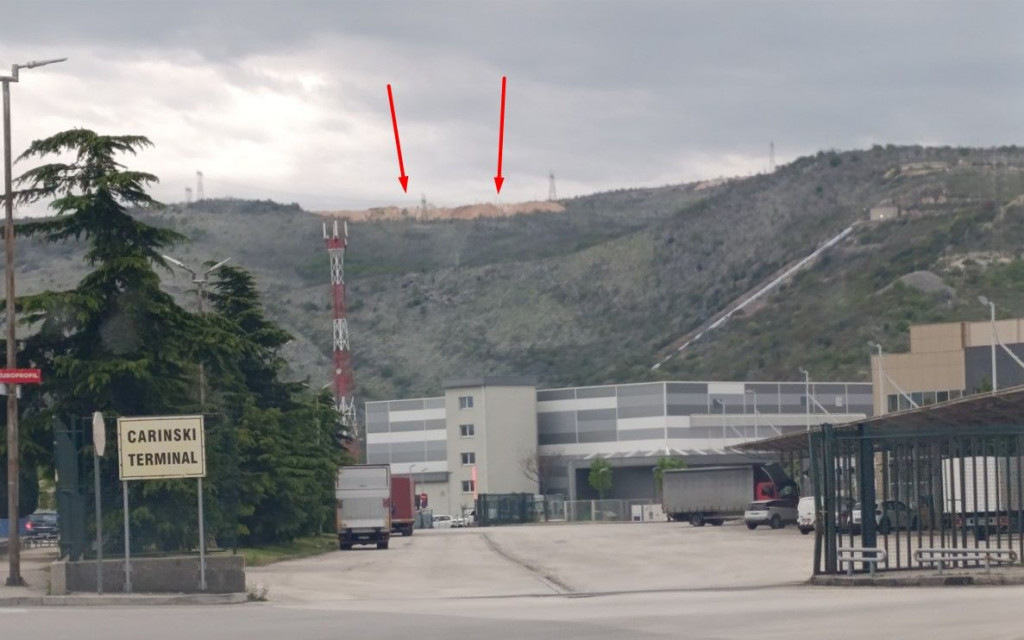 Pogled na kamenolom Razdolje sa carinskog terminala u rodoču