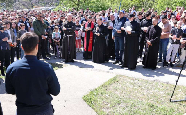 MOSTAR Više stotina vjernika na pobožnosti Križnog puta na brdu Hum
