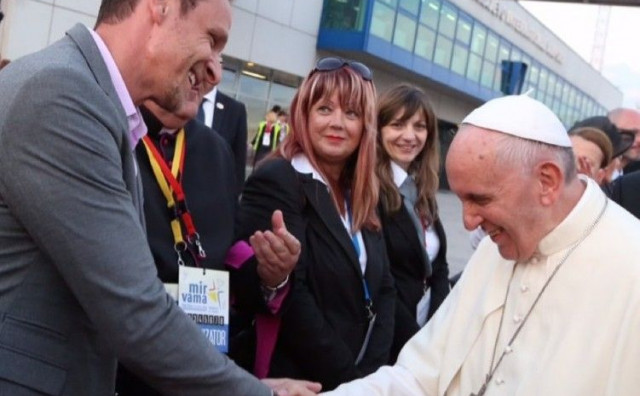 ENIS BEŠLAGIĆ PAPI FRANJI 'Hvala za primjer ljudskosti čovječanstvu, Vaš naklon je moja čast'