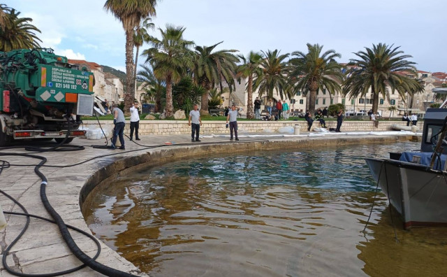 TEŽAK EKOLOŠKI INCIDENT Tko je kriv za izlijevanje nafte na Hvaru koje je zgrozilo mještane