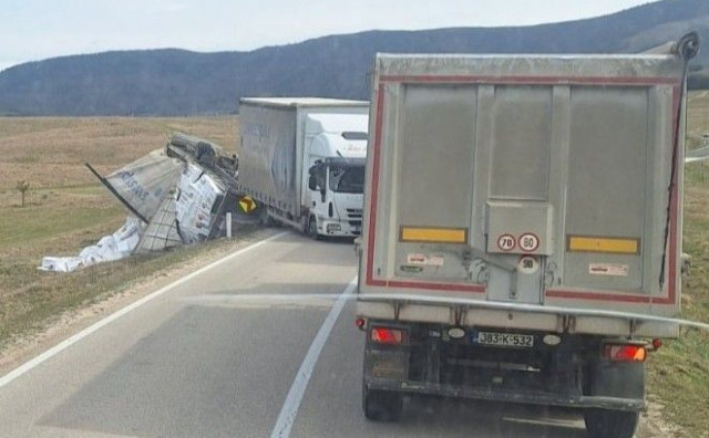 KUPRES Vjetar prevrnuo prikolicu kamiona