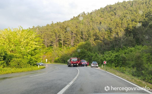 NA ŽOVNICI PLANUO MERCEDES Materijalna šteta, vatrogasci i policija na terenu