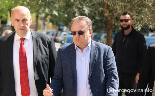 Aleksandar Vučić Nerminu Nikšiću obećao ukidanje zabrane izvoza baruta u Bosnu i Hercegovinu