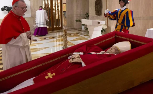 VATIKAN OBJAVIO FOTOGRAFIJE Papa Franjo u ruci drži krunicu, pred kardinalima bitna odluka
