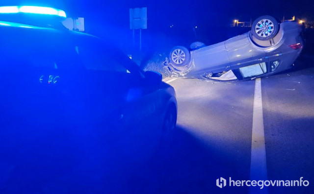 MOSTAR - ČITLUK Automobil se prevrnuo na krov, jedna osoba ozlijeđena