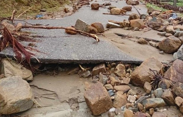 NEVRIJEME U BiH Poplave odsjekle mjesta na sjeveroistoku zemlje, vodena bujica odnijela cestu