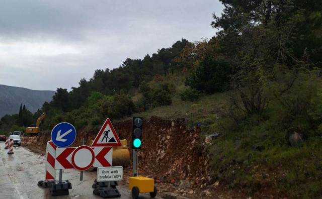 60 DANA SEMAFORA Usporeno dionicom Mostar - Čitluk radi izgradnje pješačke staze prema brdu Hum