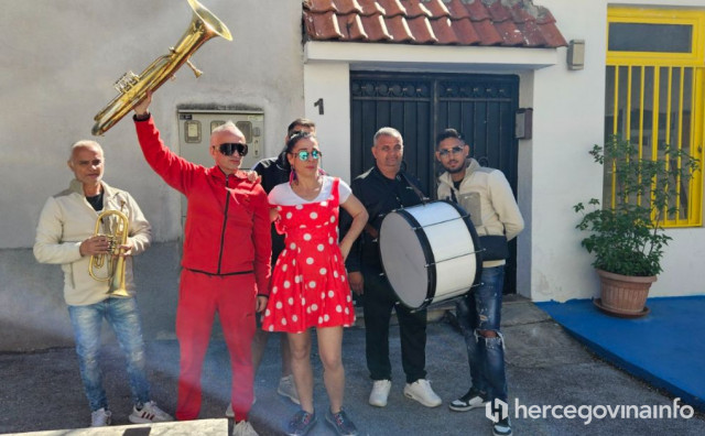 Mostarac razvod proslavio trubadurima iz Srbije, burekom i feštom u kultnom kafiću