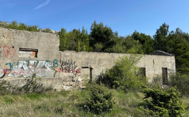SOLIN Dvojica mladića pronašla spaljeno tijelo u ruševnoj kući, policija sumnja na nasilnu smrt