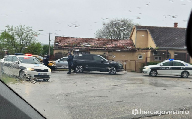 NOVI SUDAR U MOSTARU  Dva osobna vozila sudarila se 50 metara od jutrošnjeg incidenta