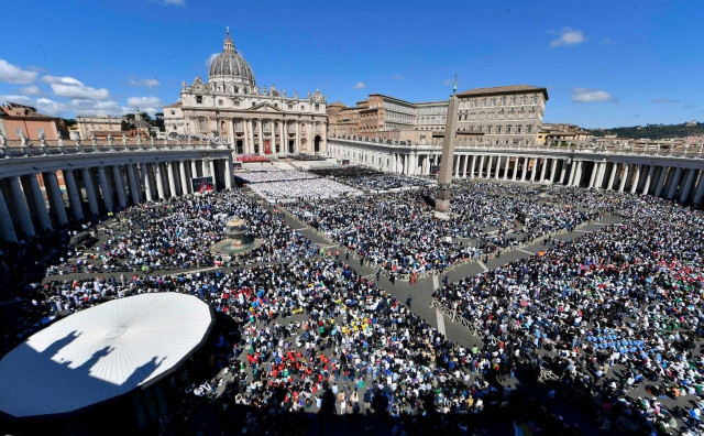Najmanje 400.000 ljudi bilo je prisutno na sprovodu pape Franje u Vatikanu i na ulicama Rima