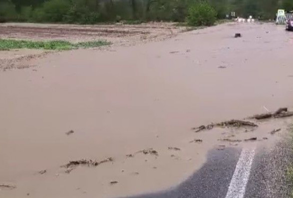 STANJE NA CESTAMA Zbog izlijevanja vode prekinut promet u jednoj općini