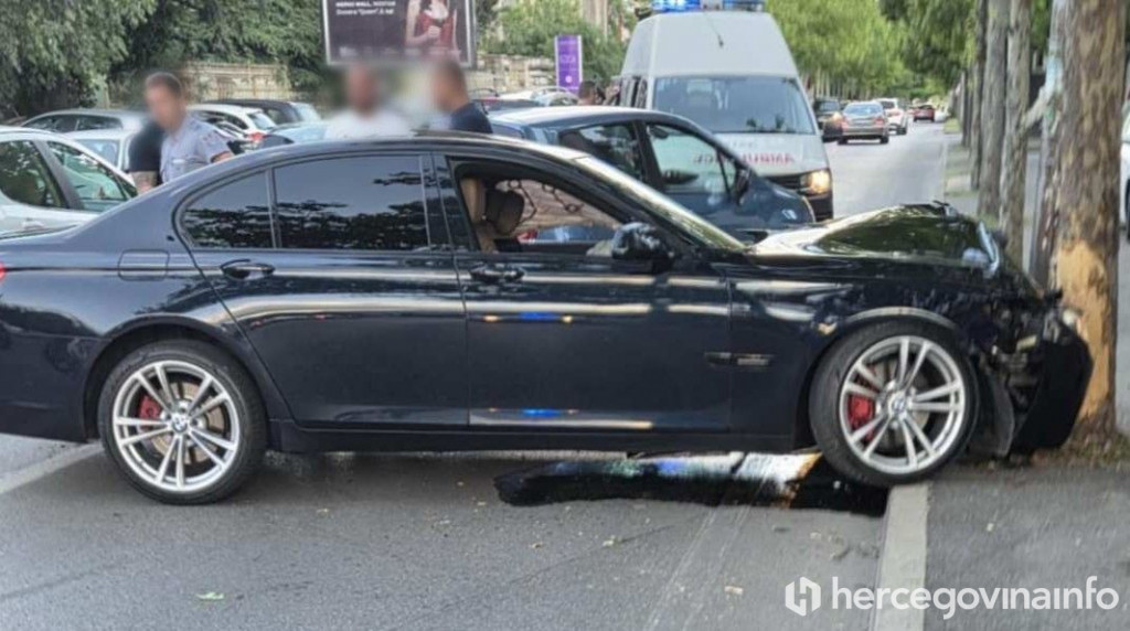 Automobil se zabio u stablo u Mostaru Tekija