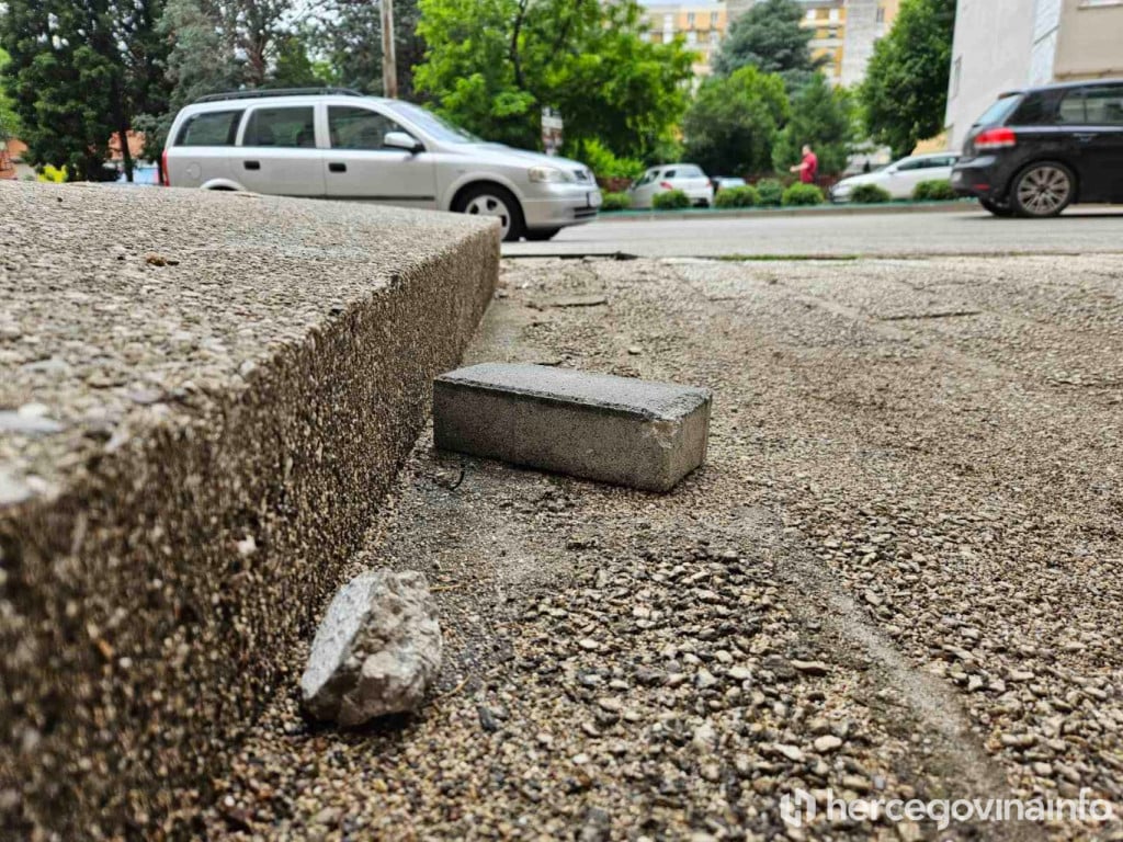 S Mostarke pala betonska kocka
