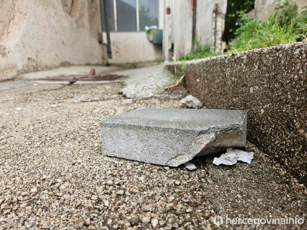 S Mostarke pala betonska kocka