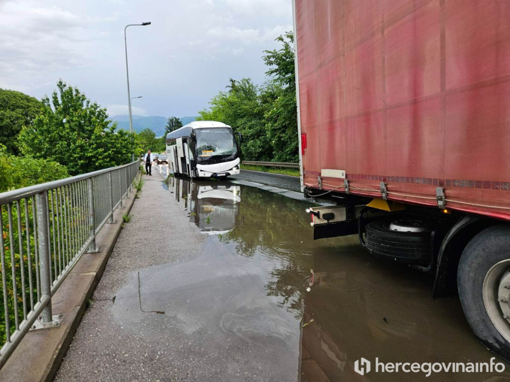 Sudar autobusa i tegljača u Sutini kod Mostara