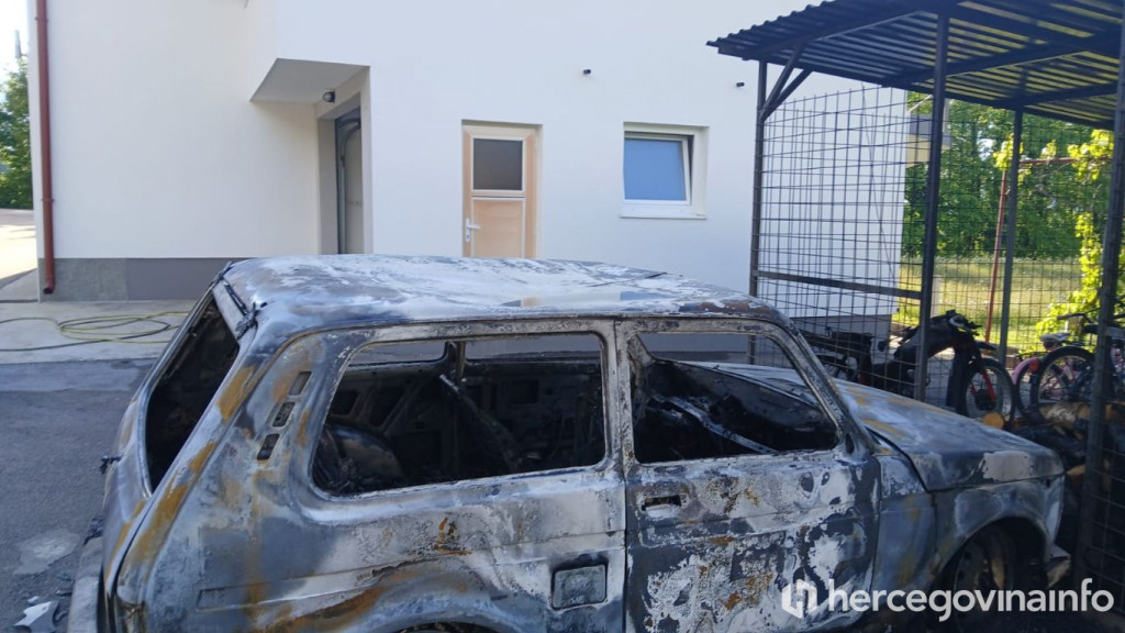 Zapaljen automobil šumara