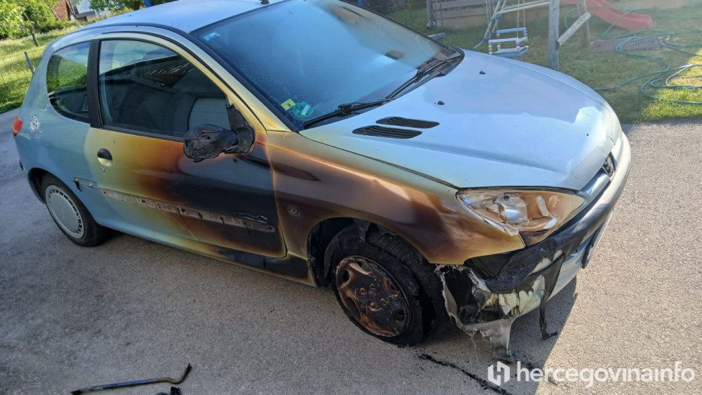 Zapaljen automobil šumara