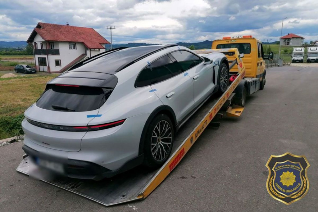 Zapljena Porsche FUP
