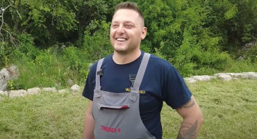 Ante Zadro iz Gruda radi kao zaštitar, sadi duhan i bavi se glazbom
