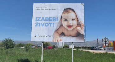 Bilbordi s porukom „Izaberi život“ 
