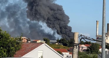 Gori Pevex u Kaštelima