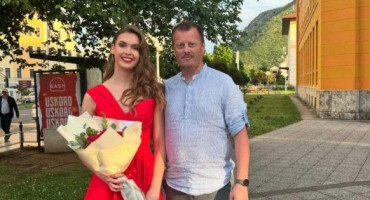 Lana Pudar zablistala na maturalnoj večeri, objavljena slika s trenerom