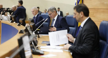 Državni parlamentarci putuju, a ne znaju ni zašto