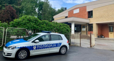 policija ispred škole Istočno Sarajevo