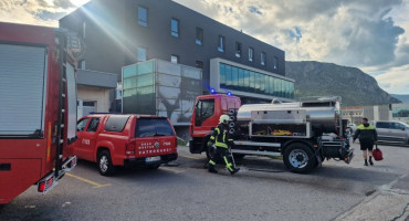 Gorjelo kod Aluminija: Požar zahvatio ugostiteljski objekt, vatrogasci spriječili veću štetu