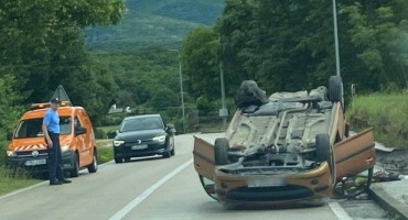 Jedna osoba ozlijeđena u prevrtanju vozila kod Širokog Brijega