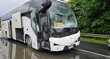 Prometna nesreća na M-17 kod Mostara, sudarili se autobus i tegljač