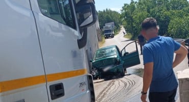 Sudar kamiona i automobila u Ograđeniku
