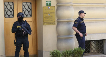 Tužiteljstvo KS traži pritvor za muškarca koji je pokušao iznuditi vlasnika kafića, prijetio mu smrću i paljenjem lokala