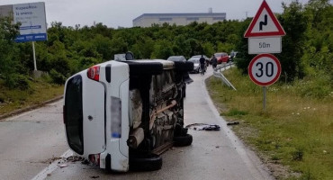 Vozilo završilo na boku na cesti Čitluk - Mostar
