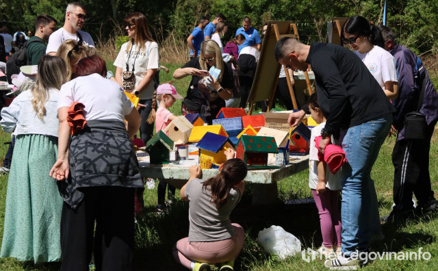 Brojni građani danas uživaju na Bunici u akciji 'Ko će više'