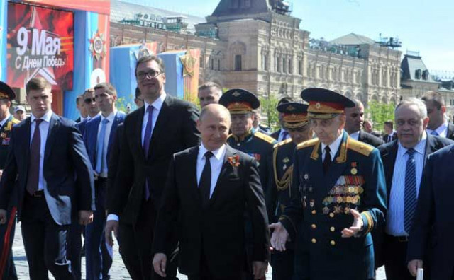 Vučićev odlazak na vojnu paradu razljutio Britance, traže sankcije