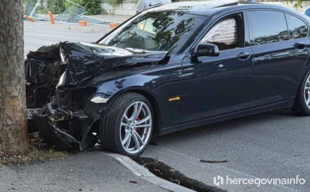 Automobil se zabio u stablo u Mostaru