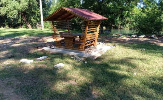 Postavljene prve drvene sjenice na Bunici